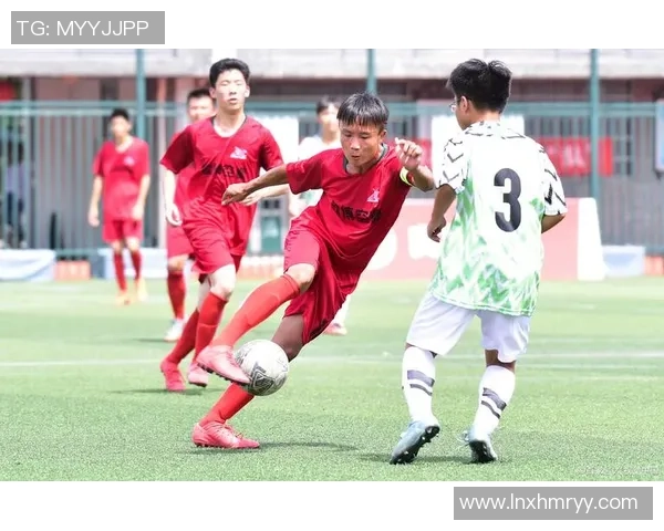 足球明星挑战极限踢木板赛场展现惊人技巧与力量的精彩瞬间